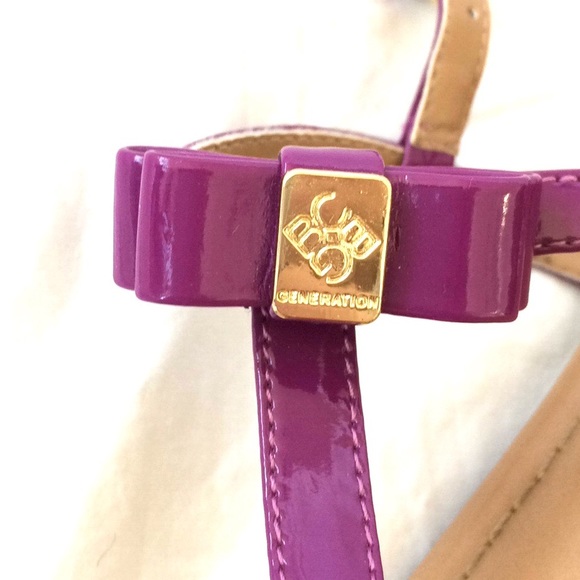 BCBG Raspberry Patent Leather Thong Sandals, Sz 10 - Picture 2 of 5